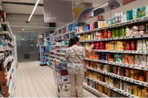 Ils se brossent les dents sans dentifrice ou rationnent le papier toilette… Faute de moyens