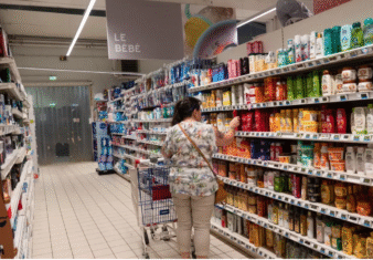 Ils se brossent les dents sans dentifrice ou rationnent le papier toilette… Faute de moyens
